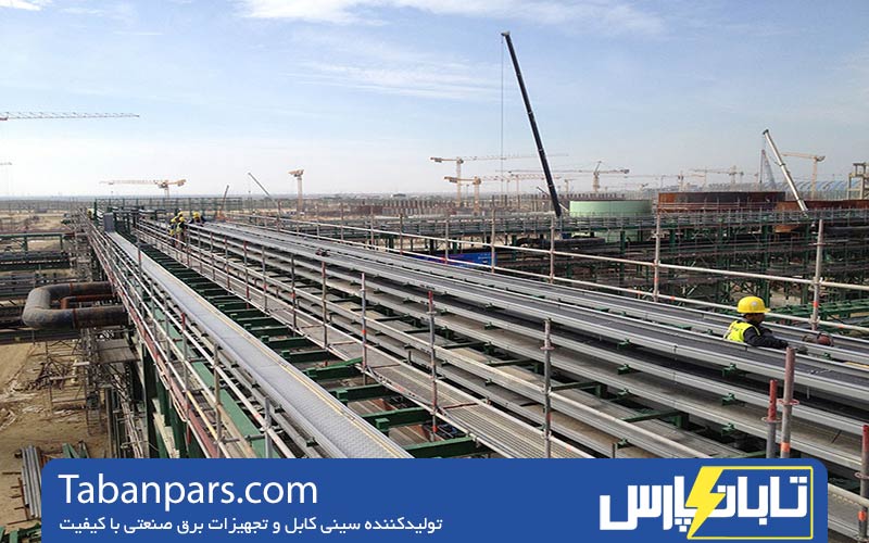 سینی کابل در صنایع نفت و گاز 2 مواد و پوششهای استاندارد سینی کابل برای مقاومت در برابر روغن، حرارت و شیمیاییها