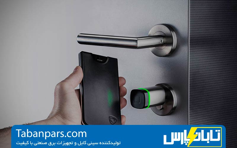 تأثیر طراحی و جنس کلید لمسی بر زیبایی و عملکرد آن 2 مقایسه کلید لمسی با کلیدهای سنتی از نظر عملکرد و زیبایی